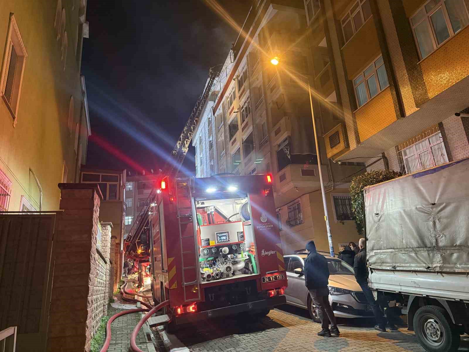 Bahçelievler’de çatı yangınındaki alevler yan binaya sıçradı
