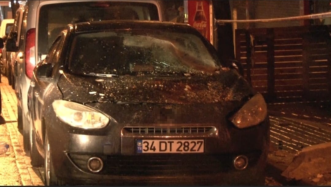 Bahçelievler’de daha önce boşaltılan binanın balkonu sağanak sonrası çöktü
