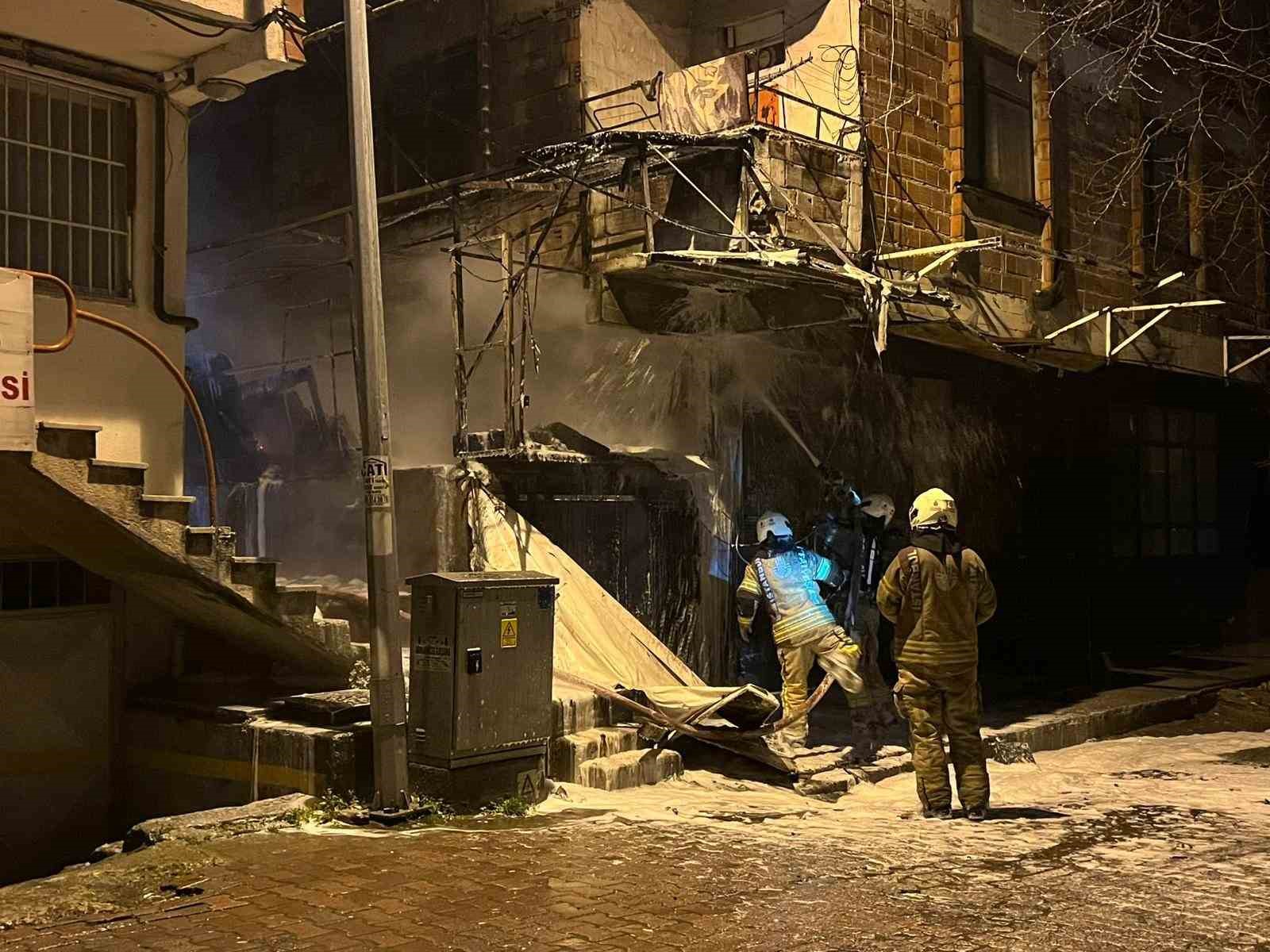 Bahçelievler’de hurda malzemelerin bulunduğu depoda yangın
