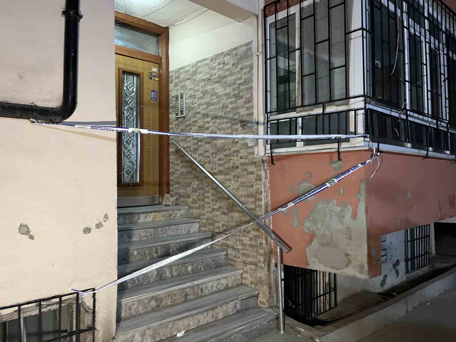 Bahçelievler’de inşaat çalışmasında zemininde boşluk oluşan 4 katlı bina mühürlendi
