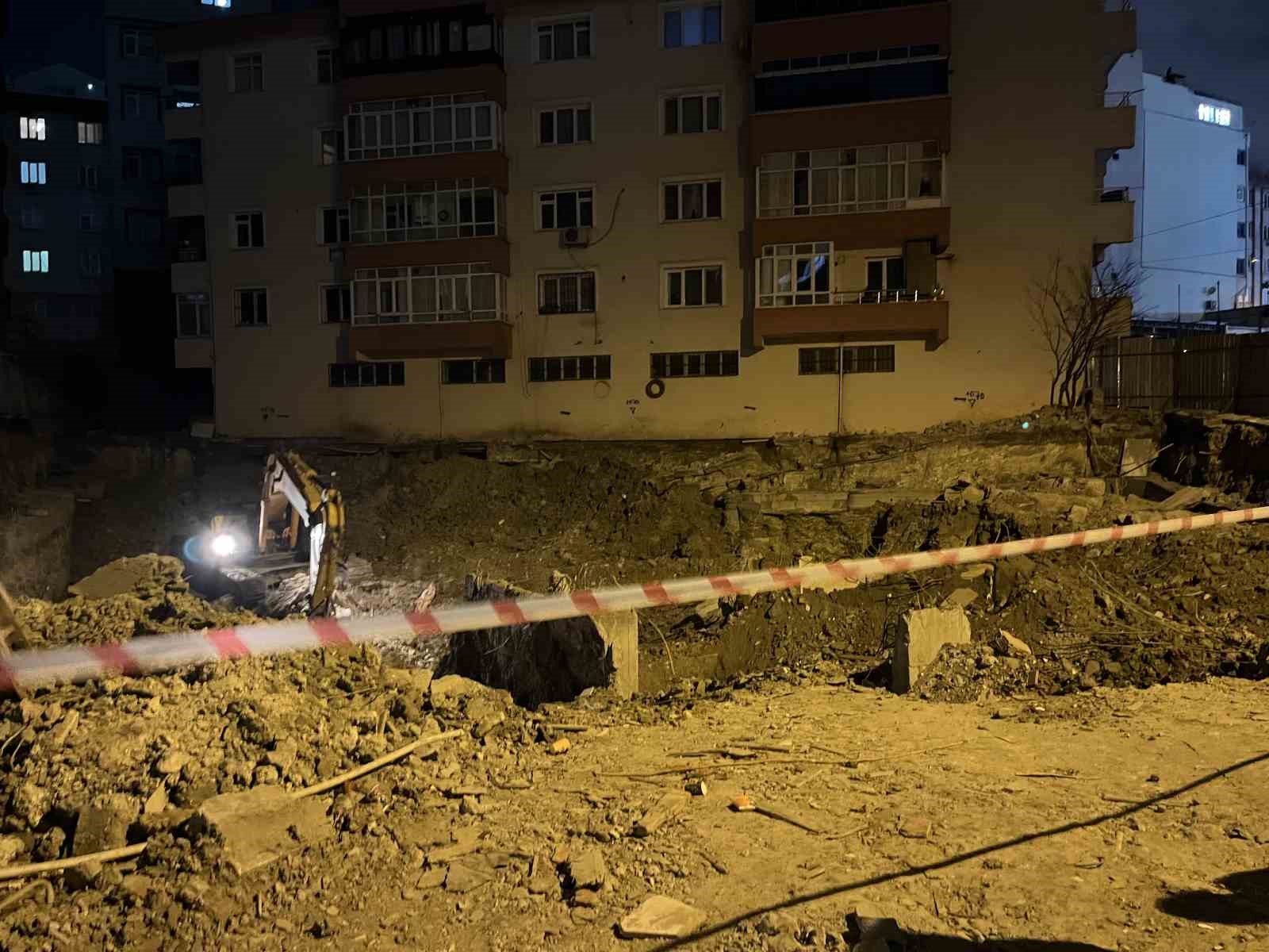 Bahçelievler’de inşaat çalışmasında zemininde boşluk oluşan 4 katlı bina mühürlendi
