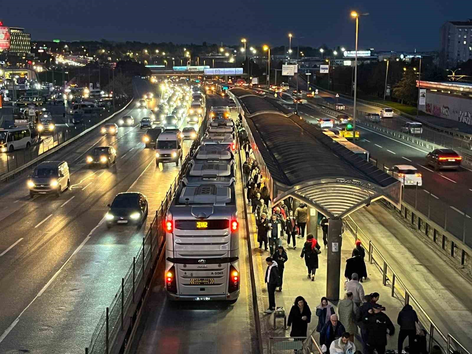 Bahçelievler’de metrobüs ayağının üstünden geçen kadın yaralandı
