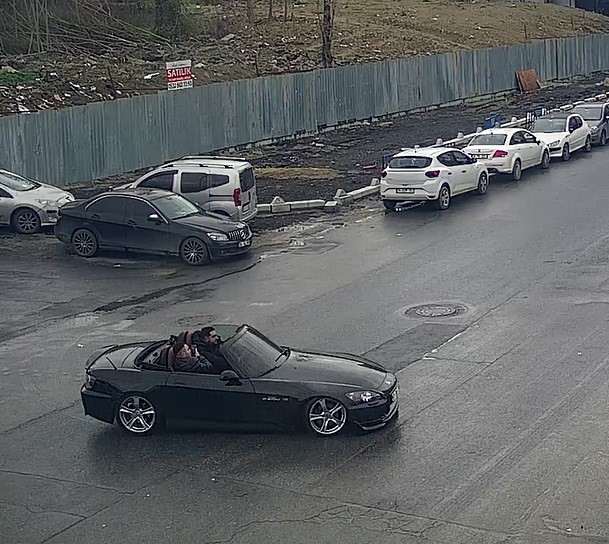 Bahçelievler’de trafik saatinde drift dehşeti kamerada
