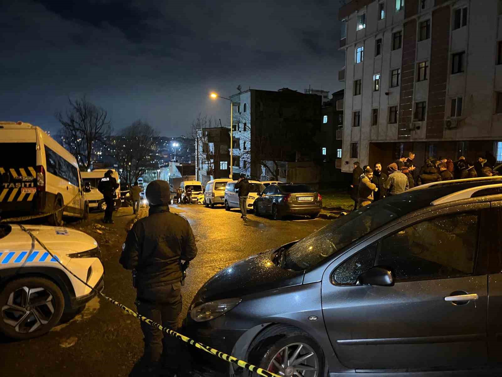 Bahçelievler’de uyuşturucu satıcılarına operasyon: Jandarmaya ateş açıldı
Bahçelievler’de uyuşturucu satıcılarına operasyon: Jandarmaya ateş açıldı