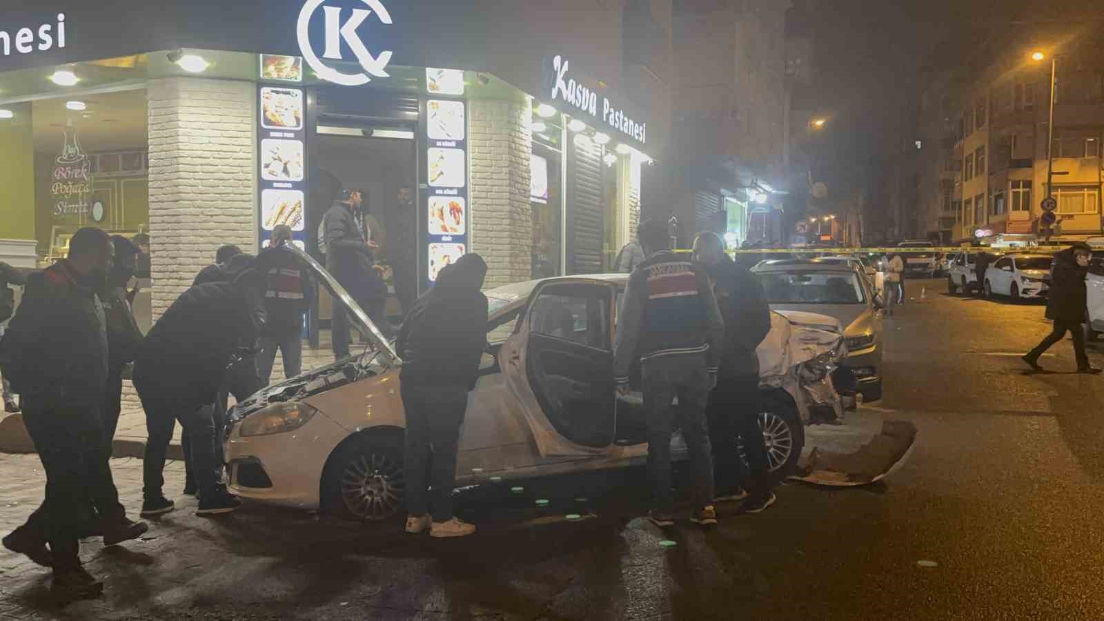 Bahçelievler’de uyuşturucu satıcılarına operasyon: Jandarmaya ateş açıldı
Bahçelievler’de uyuşturucu satıcılarına operasyon: Jandarmaya ateş açıldı