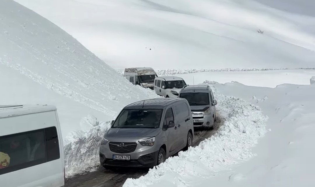 Bahçesaray-Hizan karayoluna çığ düştü: Yol yaklaşık 4 saat kapalı kaldı
