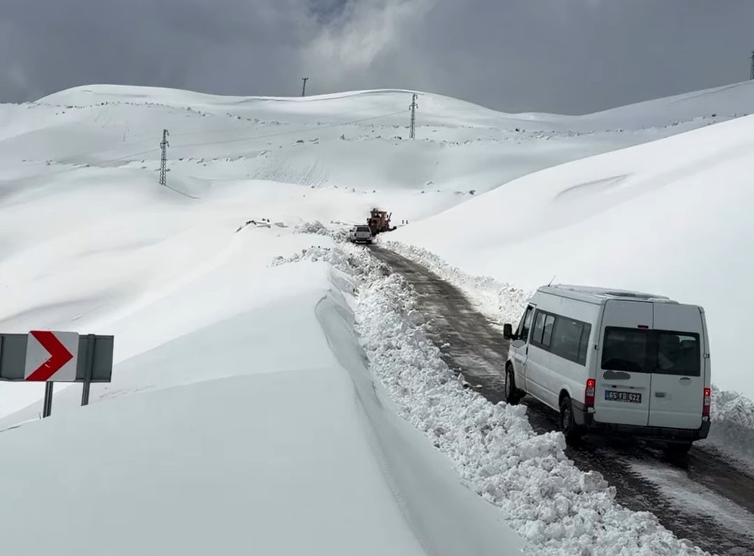 Bahçesaray-Hizan karayoluna çığ düştü: Yol yaklaşık 4 saat kapalı kaldı
