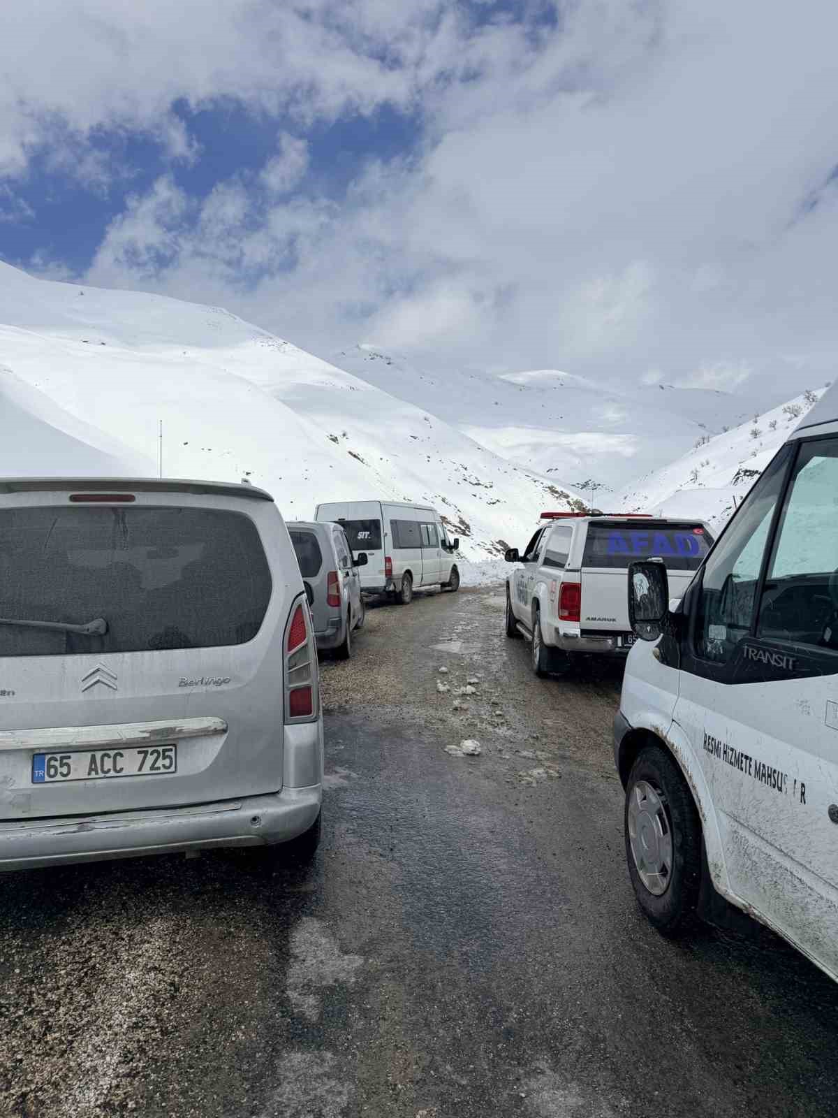Bahçesaray-Hizan karayoluna çığ düştü: Yol yaklaşık 4 saat kapalı kaldı
