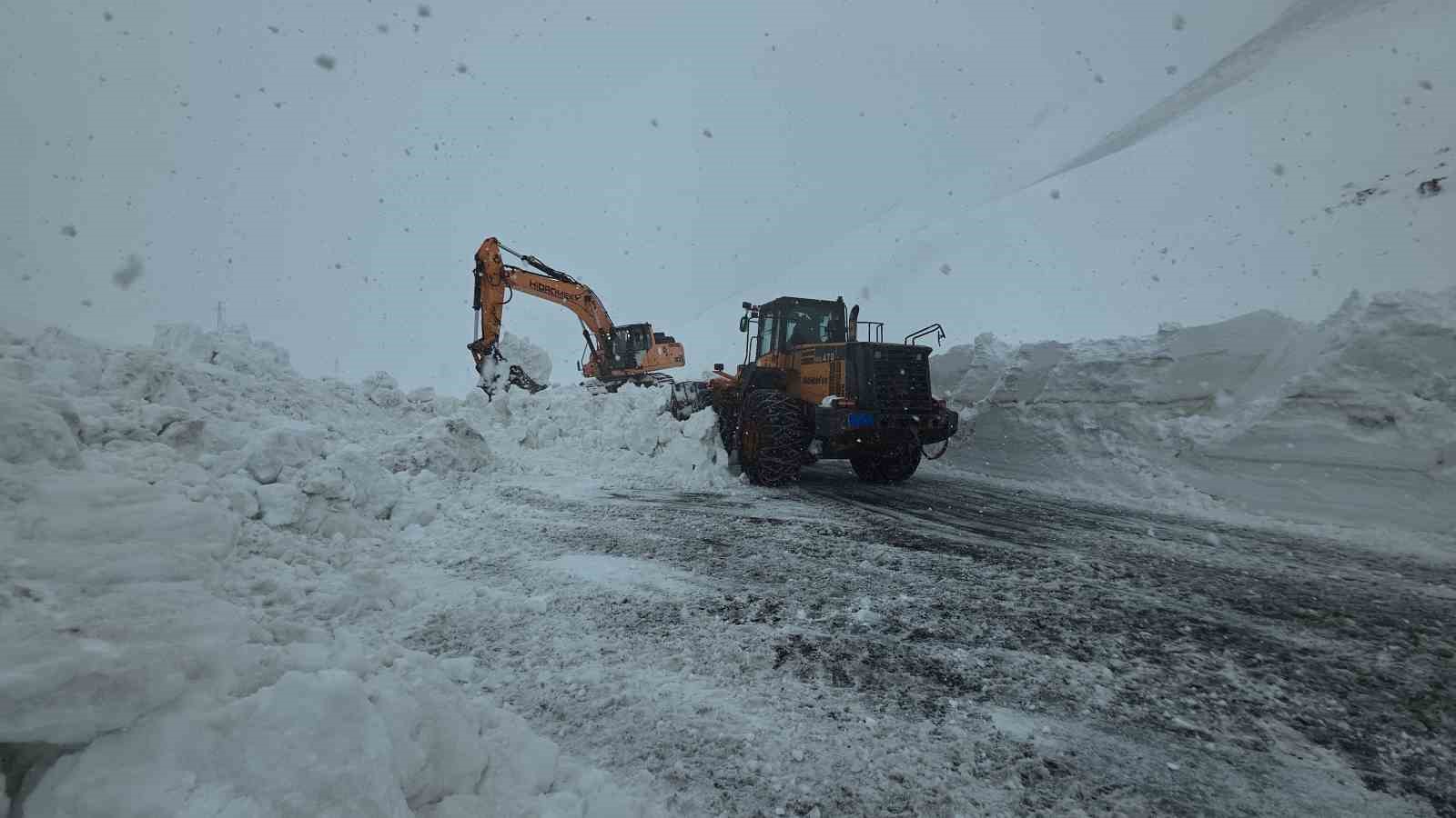 Bahçesaray yolundaki çalışma kar yağışı altında devam ediyor
