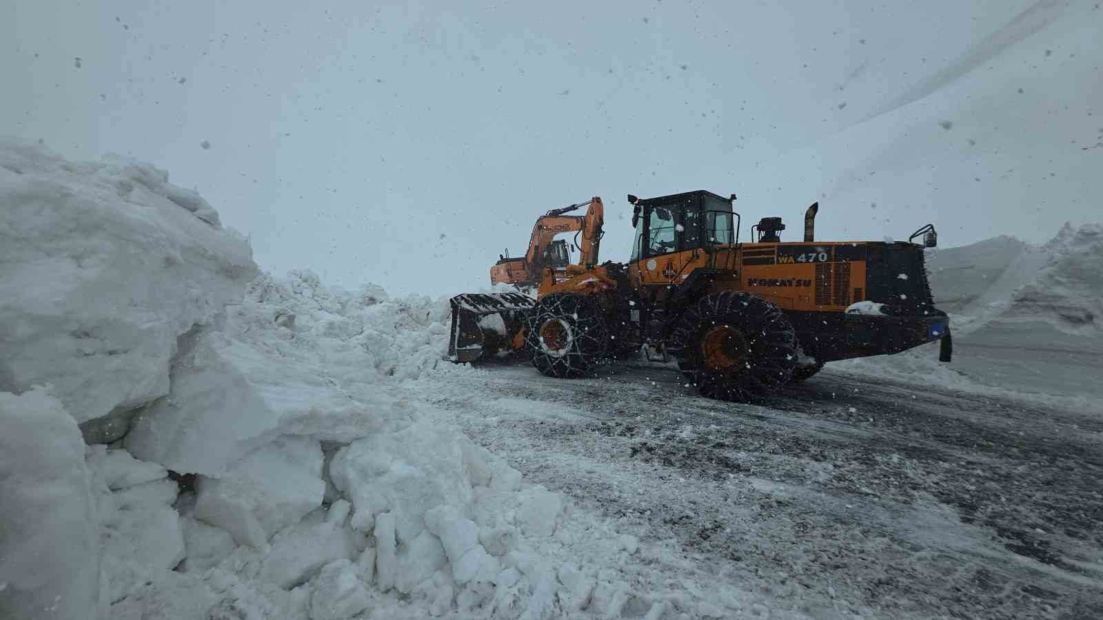 Bahçesaray yolundaki çalışma kar yağışı altında devam ediyor
