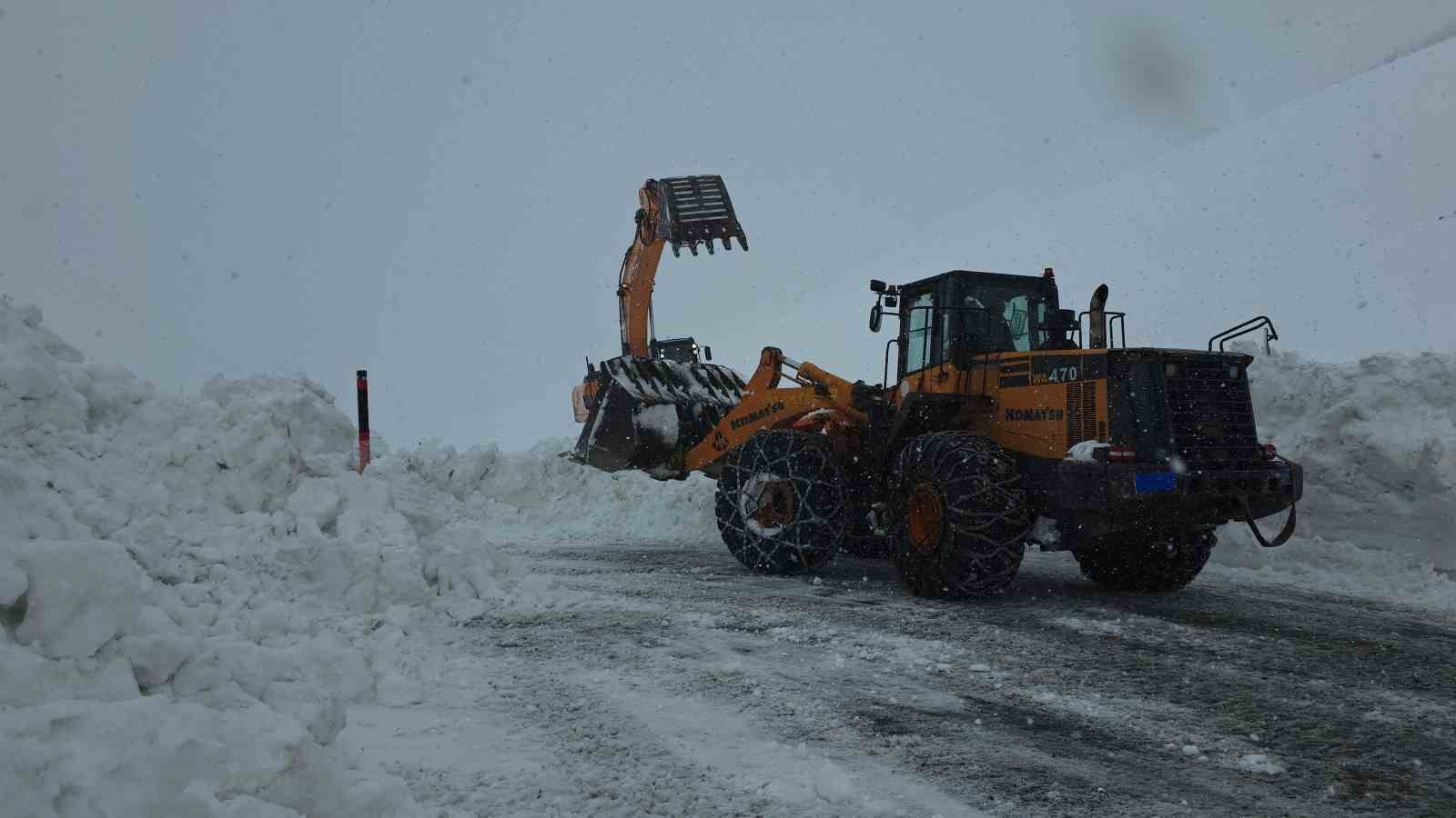 Bahçesaray yolundaki çalışma kar yağışı altında devam ediyor
