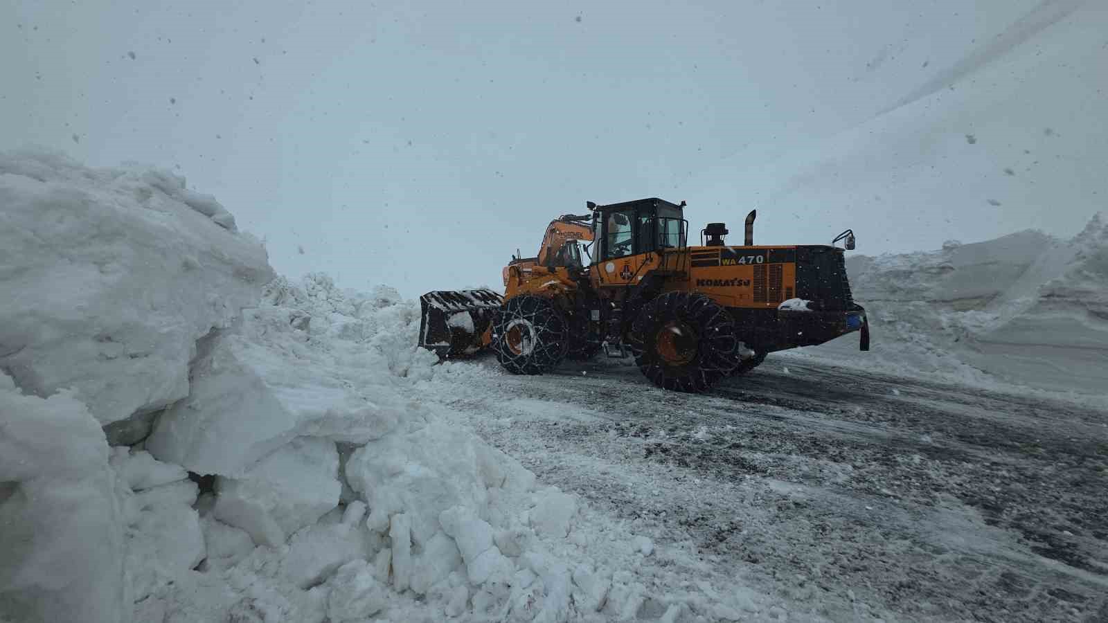 Bahçesaray yolundaki çalışma kar yağışı altında devam ediyor
