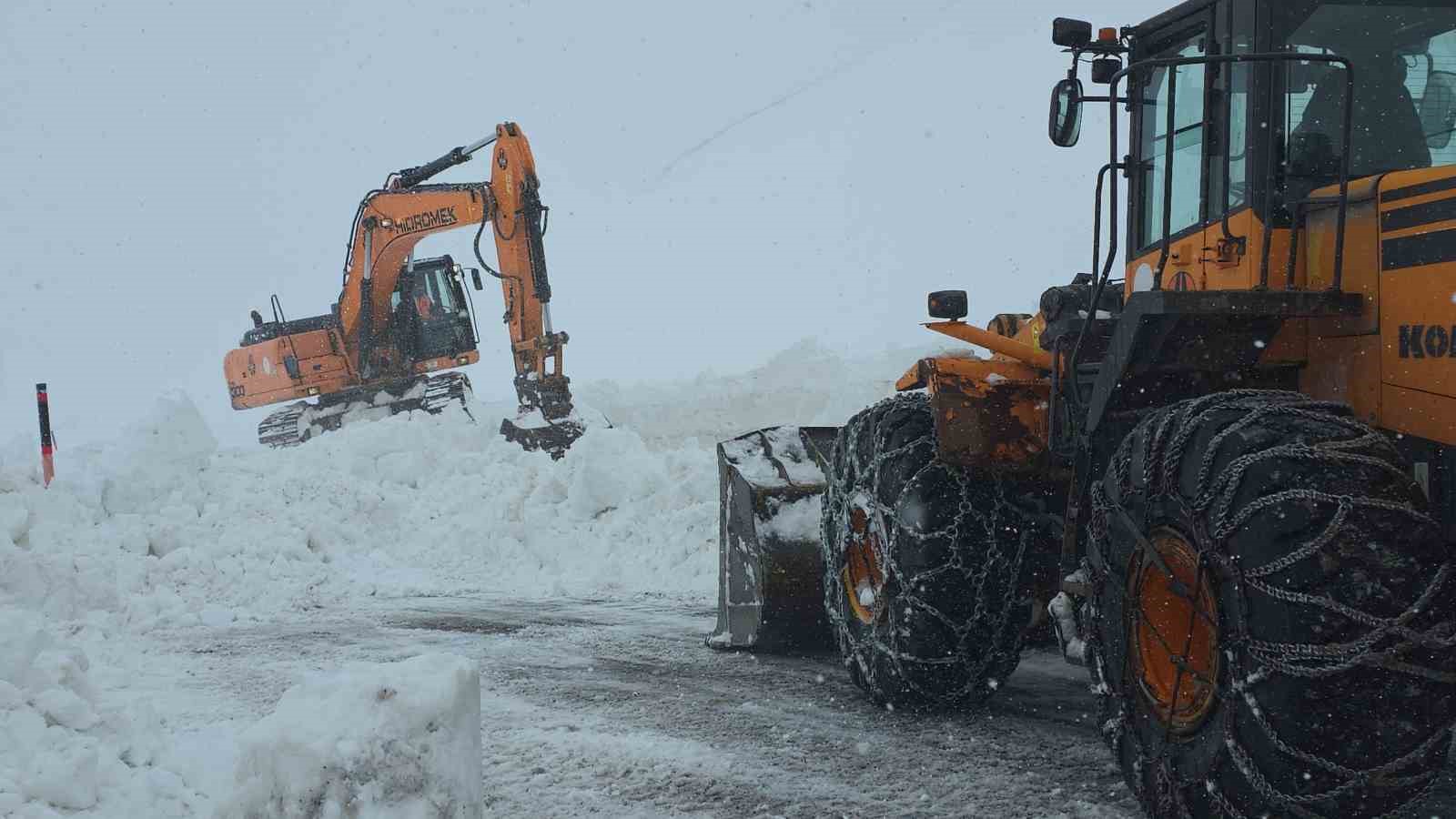 Bahçesaray yolundaki çalışma kar yağışı altında devam ediyor
