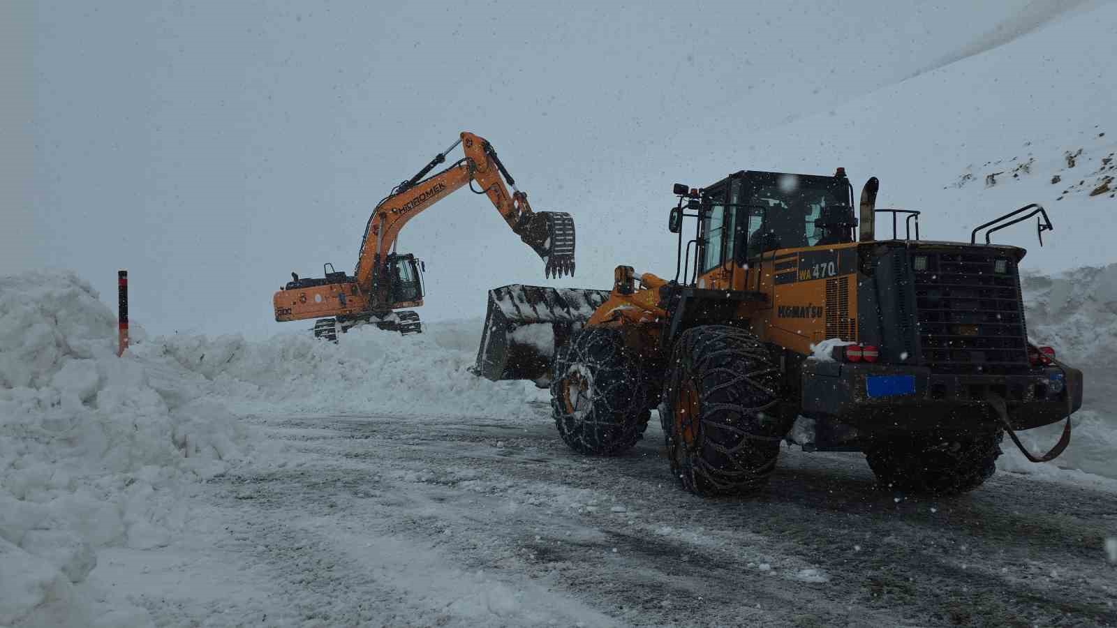 Bahçesaray yolundaki çalışma kar yağışı altında devam ediyor
