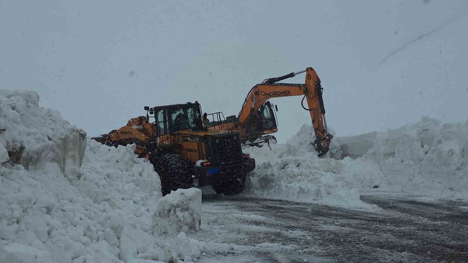Bahçesaray yolundaki çalışma kar yağışı altında devam ediyor
