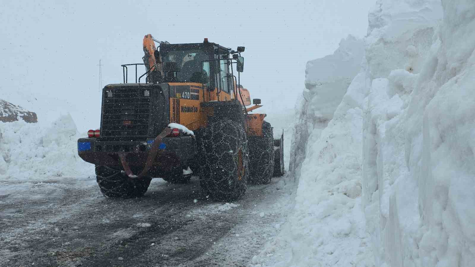 Bahçesaray yolundaki çalışma kar yağışı altında devam ediyor
