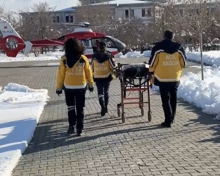 Bahçesaray’da 37 haftalık gebe helikopter ambulansla Van’a sevk edildi

