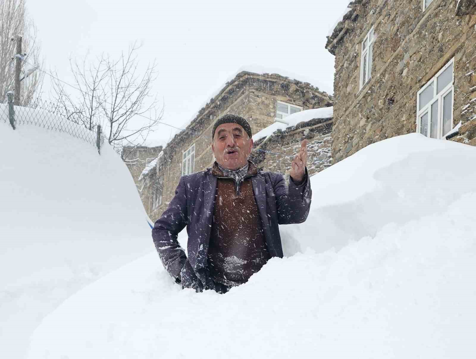 Bahçesaray’da 71 yerleşim yerinin yolu kardan kapalı
