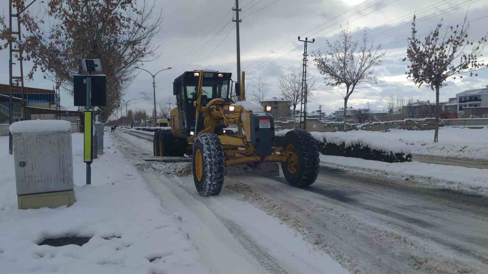 Bahçesaray’da 71 yerleşim yerinin yolu kardan kapalı
