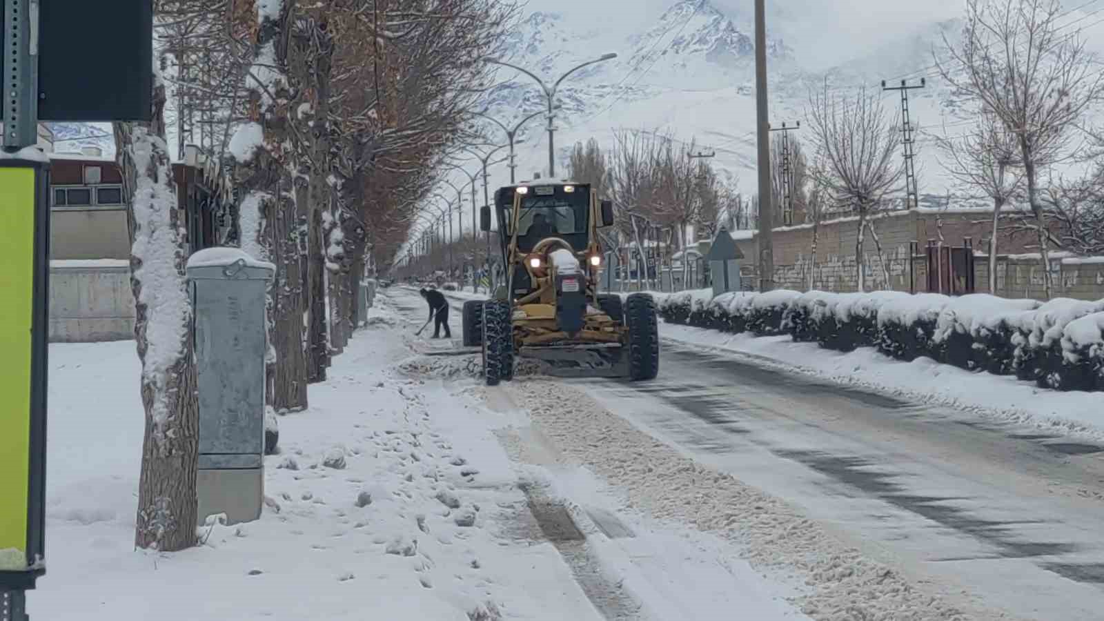 Bahçesaray’da 71 yerleşim yerinin yolu kardan kapalı
