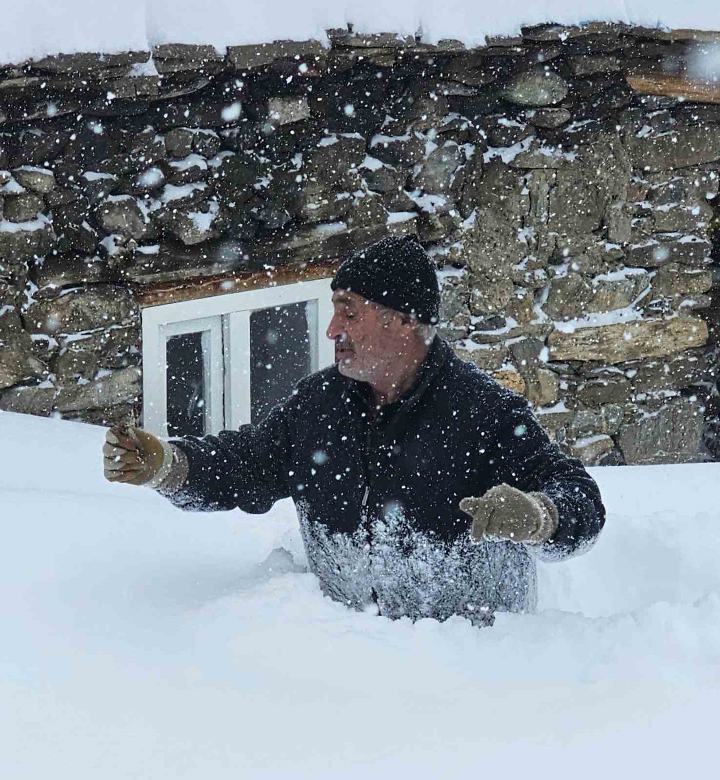 Bahçesaray’da 71 yerleşim yerinin yolu kardan kapalı
