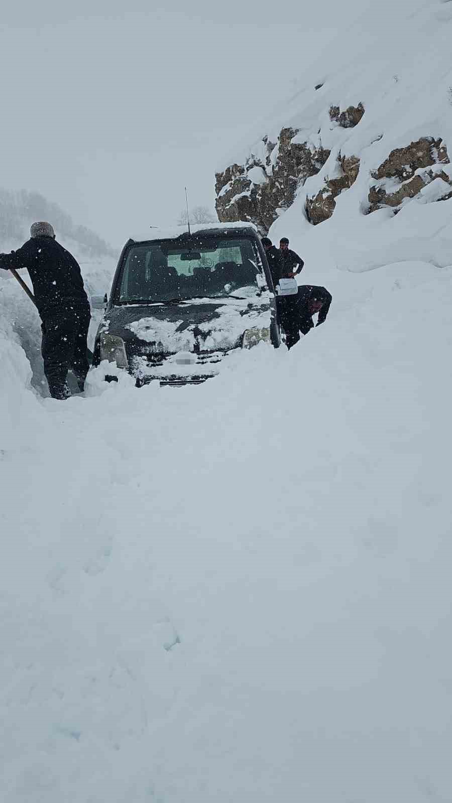 Bahçesaray’da çığ faciası son anda atlatıldı: Araçtaki aile ölümden döndü
