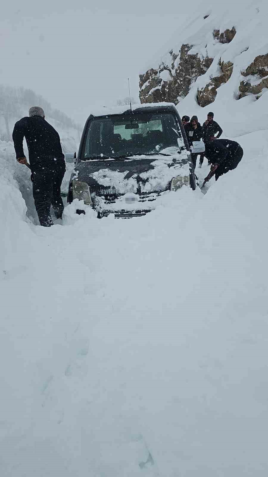 Bahçesaray’da çığ faciası son anda atlatıldı: Araçtaki aile ölümden döndü
