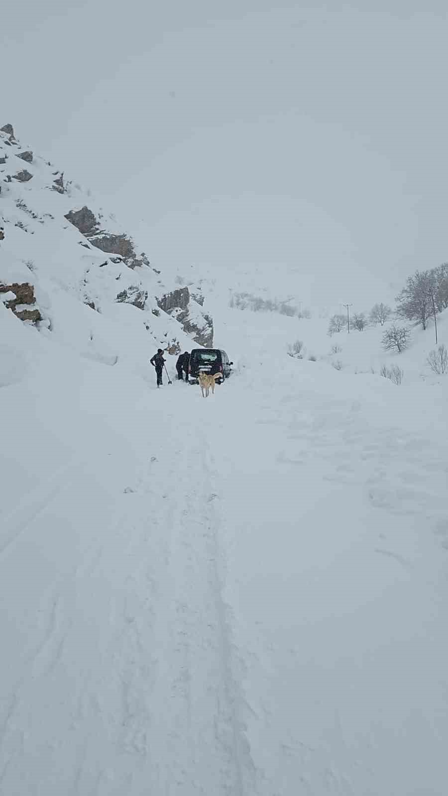 Bahçesaray’da çığ faciası son anda atlatıldı: Araçtaki aile ölümden döndü
