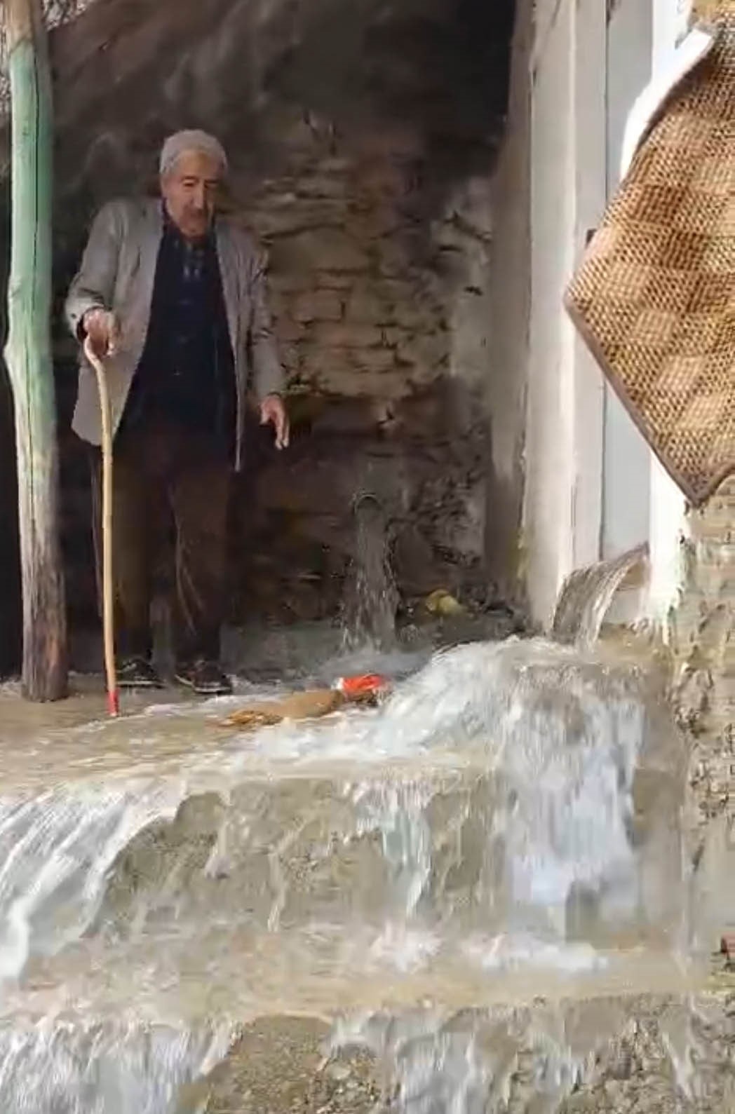 Bahçesaray’da dağlarda kar, mahallede sel
