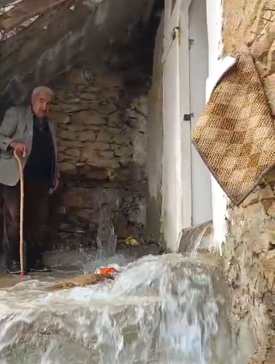 Bahçesaray’da dağlarda kar, mahallede sel
