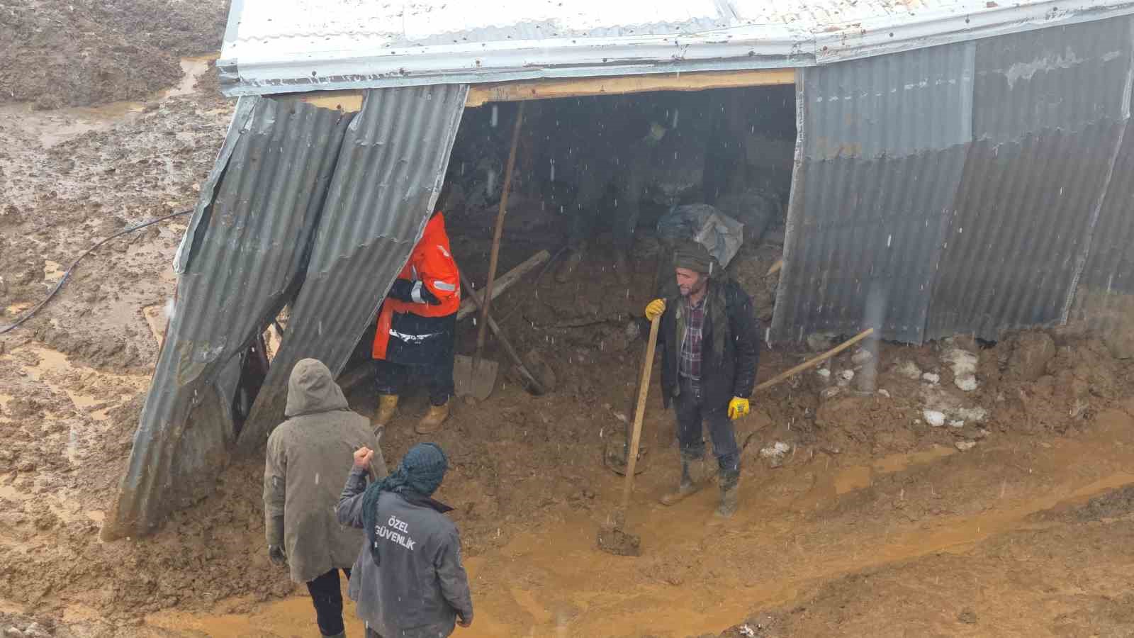 Bahçesaray’da heyelan bir eve zarar verdi
