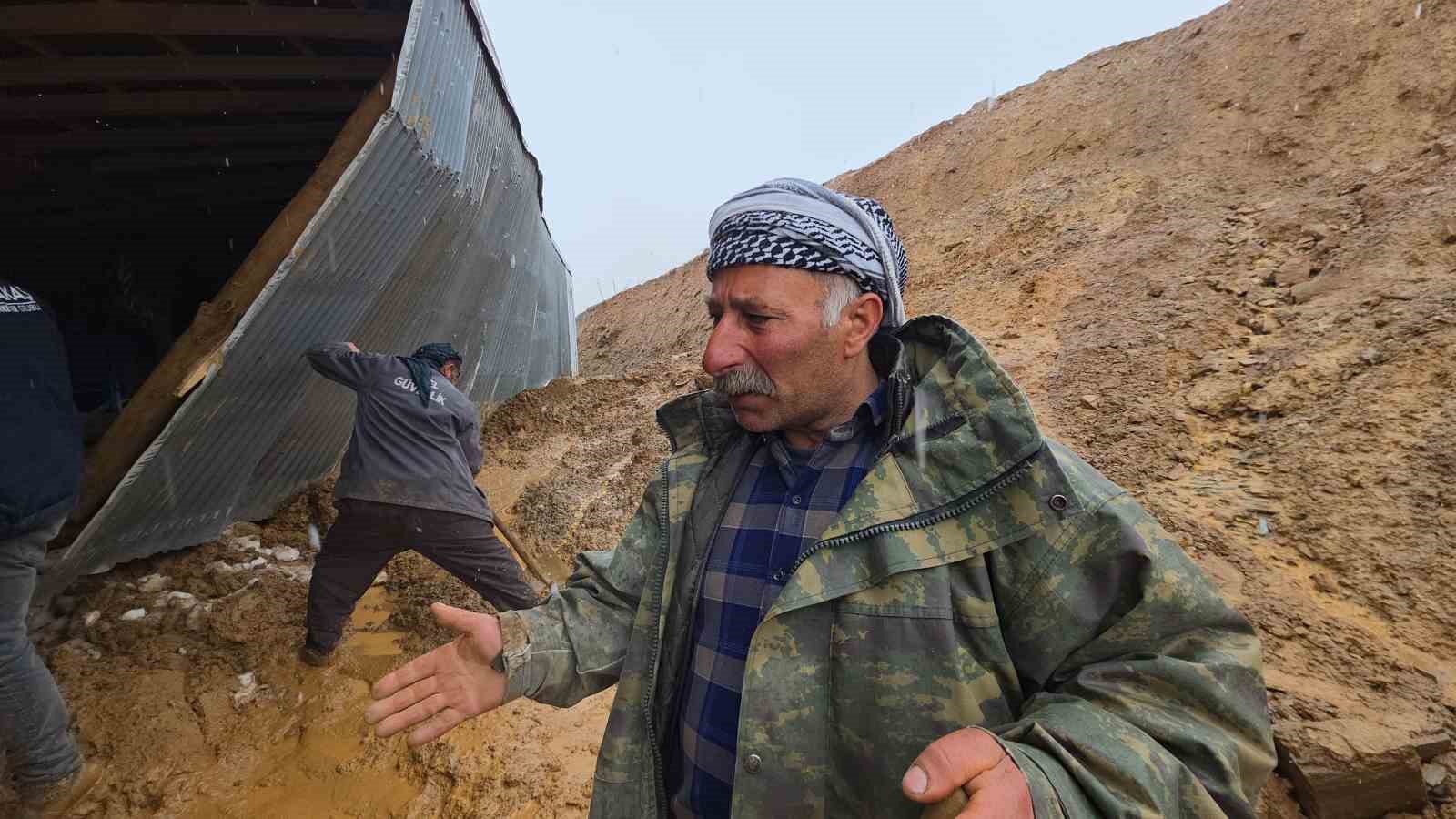 Bahçesaray’da heyelan bir eve zarar verdi
