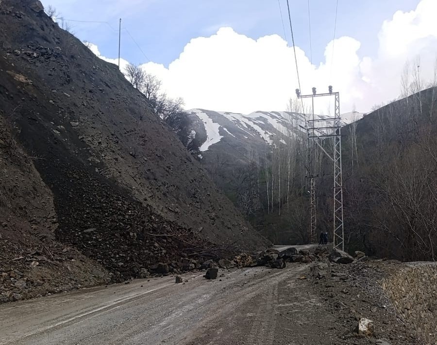 Bahçesaray’da mahalle yolunda heyelan
