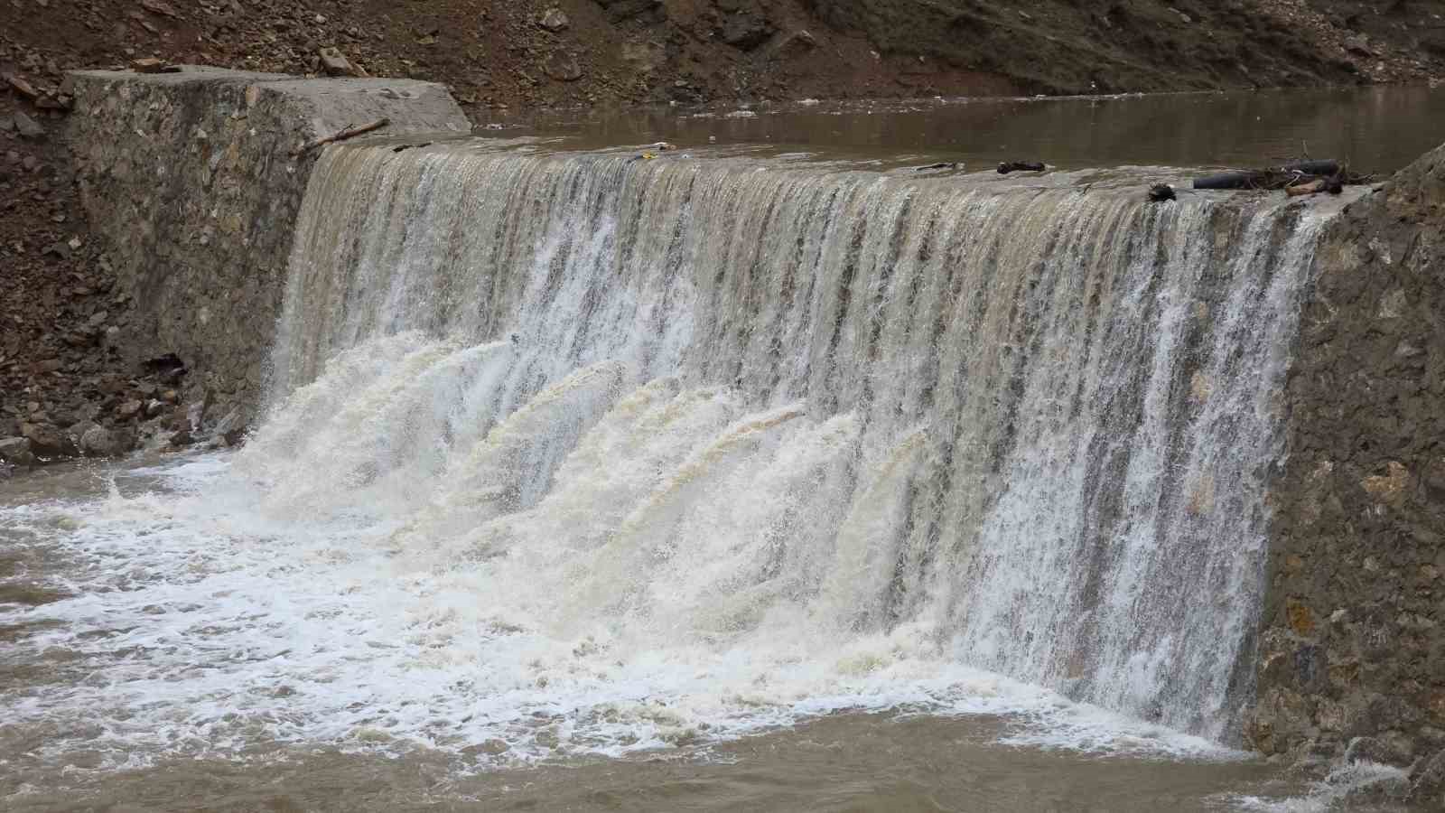 Bahçesaray’da su taşkını tehlikesi
