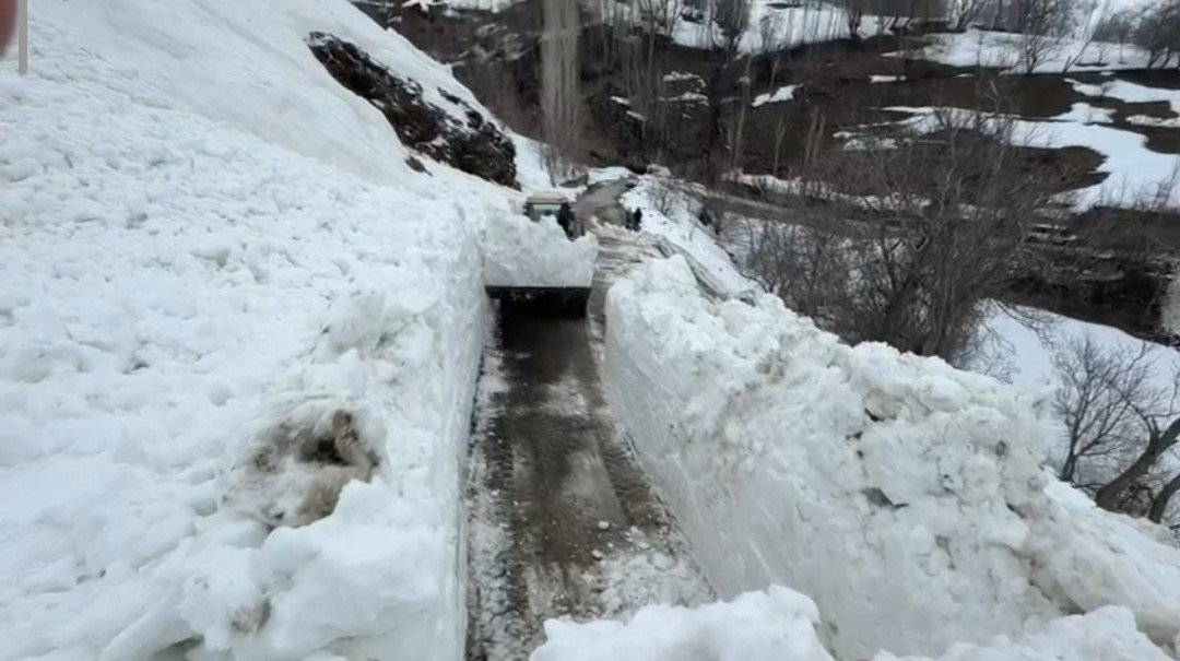 Bahçesaray’da yola çığ düştü
