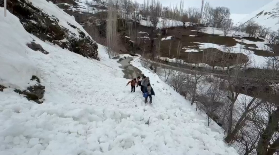 Bahçesaray’da yola çığ düştü

