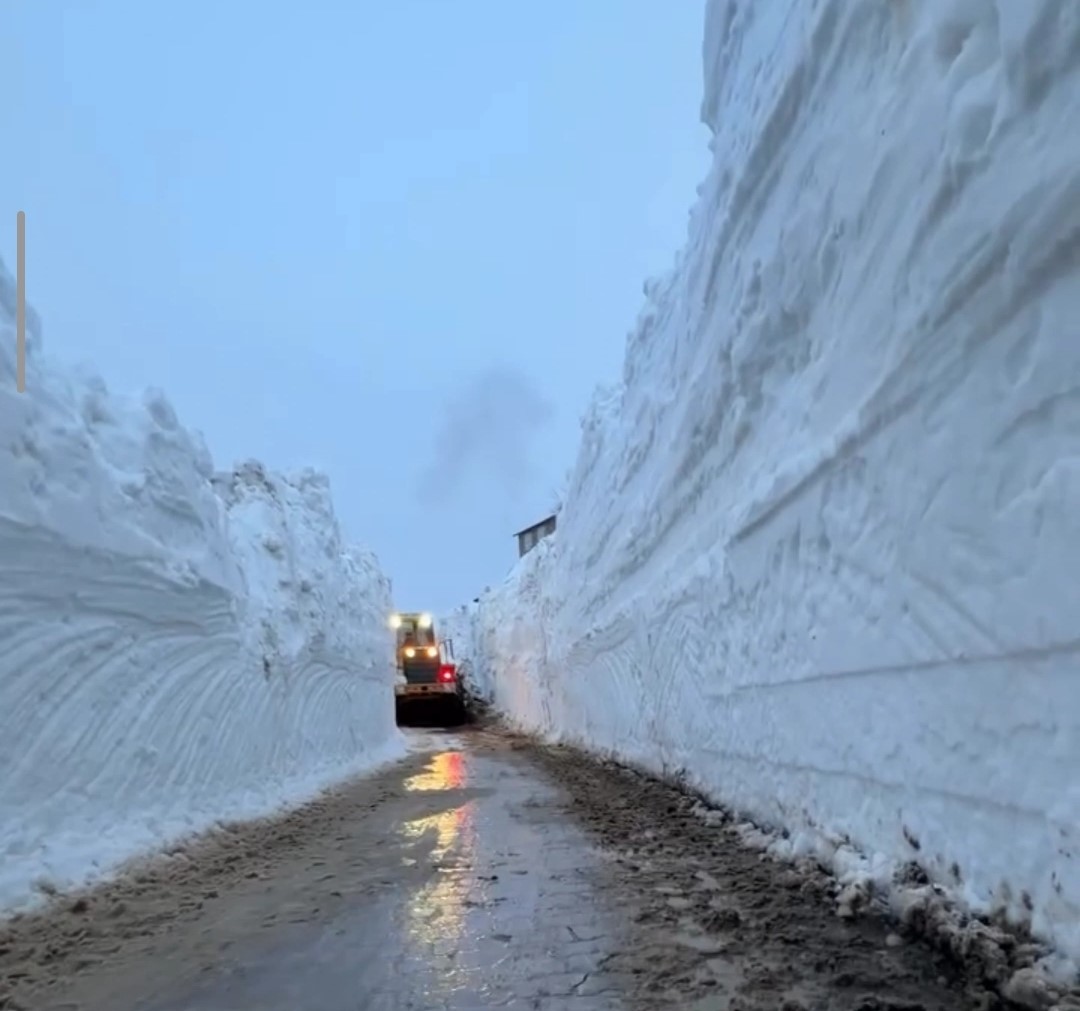 Bahçesaray’da yola çığ düştü
