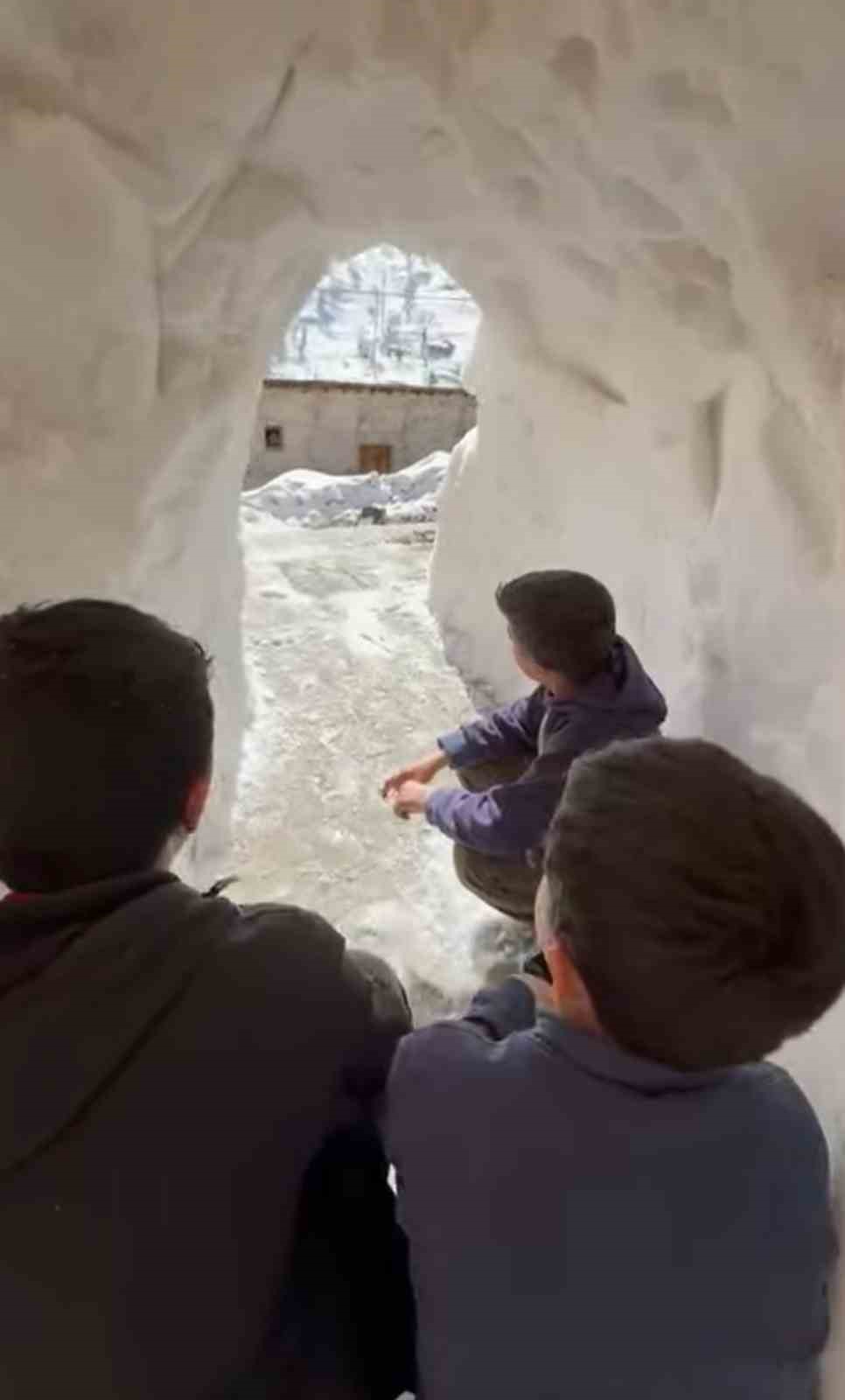 Bahçesaraylılar açtıkları kar tünelleriyle günlük hayatlarını sürdürüyor
Bahçesaraylılar açtıkları kar tünelleriyle günlük hayatlarını sürdürüyor