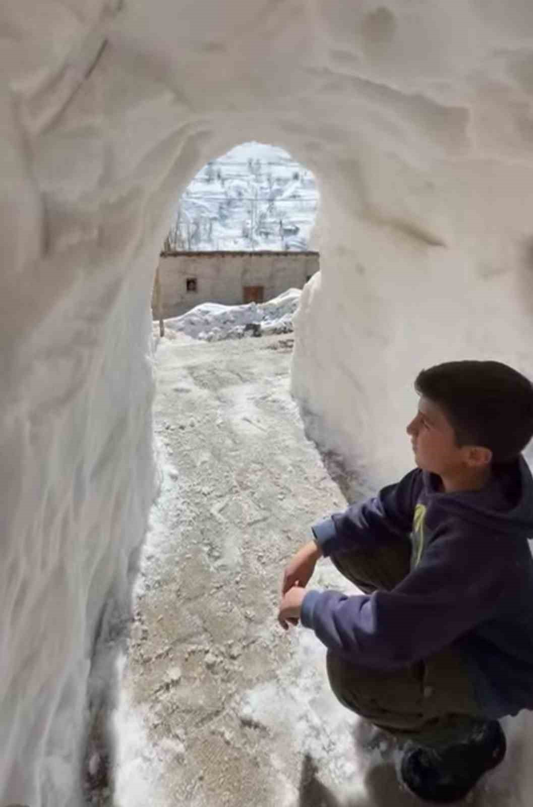 Bahçesaraylılar açtıkları kar tünelleriyle günlük hayatlarını sürdürüyor
Bahçesaraylılar açtıkları kar tünelleriyle günlük hayatlarını sürdürüyor