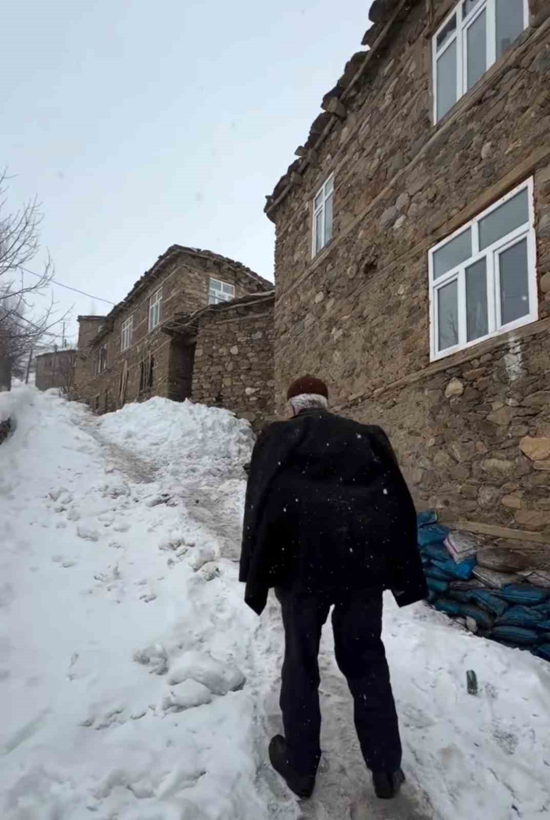 Bahçesaraylılar açtıkları kar tünelleriyle günlük hayatlarını sürdürüyor
Bahçesaraylılar açtıkları kar tünelleriyle günlük hayatlarını sürdürüyor