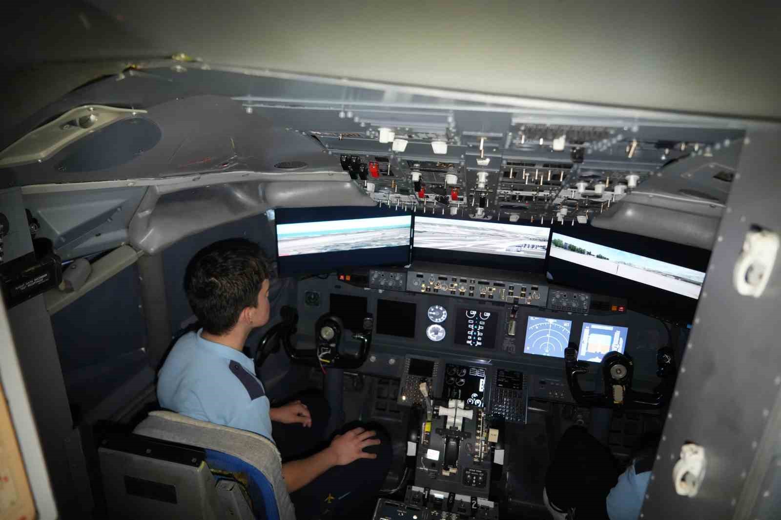 Bahçesinde Boeing 737 eğitim uçağı ve F-4 Phantom ile geleceğin havacılarını yetiştiren lise

