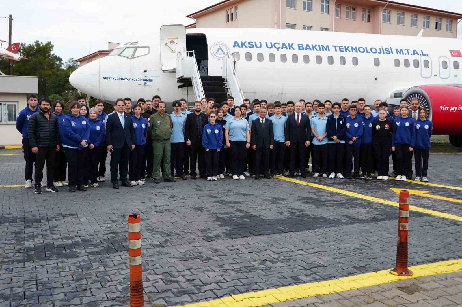 Bahçesinde Boeing 737 eğitim uçağı ve F-4 Phantom ile geleceğin havacılarını yetiştiren lise
