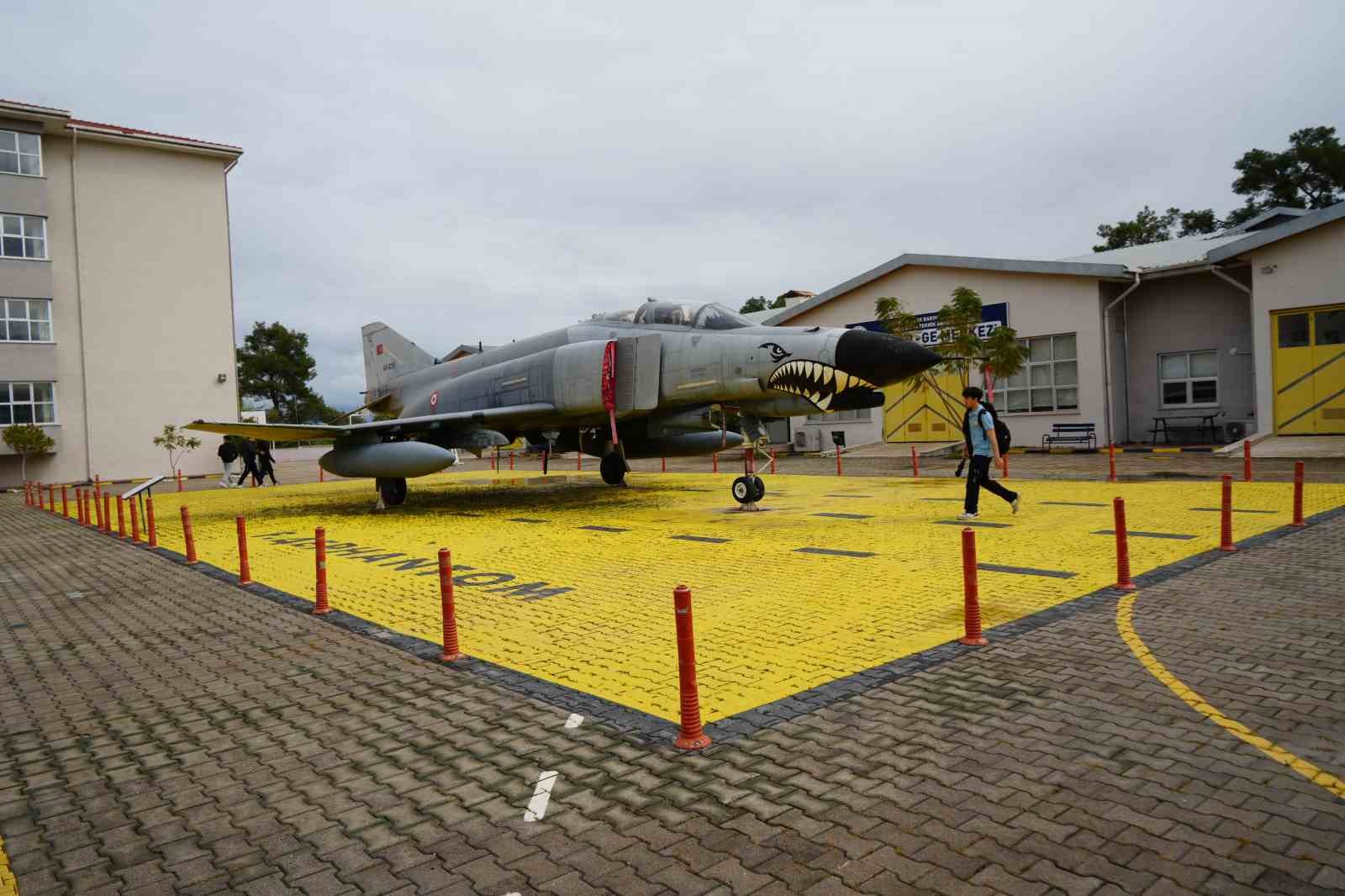 Bahçesinde Boeing 737 eğitim uçağı ve F-4 Phantom ile geleceğin havacılarını yetiştiren lise
