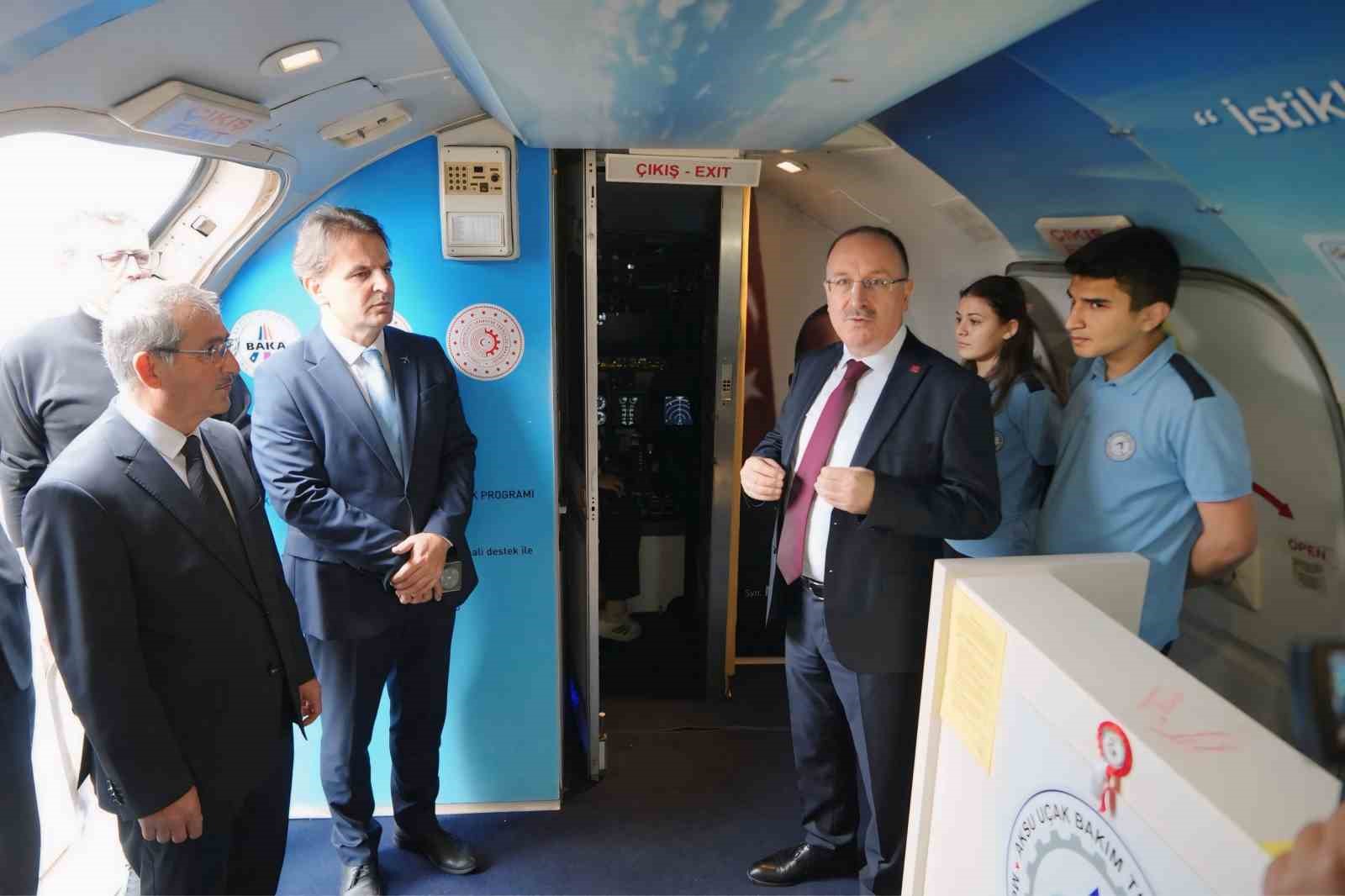 Bahçesinde Boeing 737 eğitim uçağı ve F-4 Phantom ile geleceğin havacılarını yetiştiren lise
