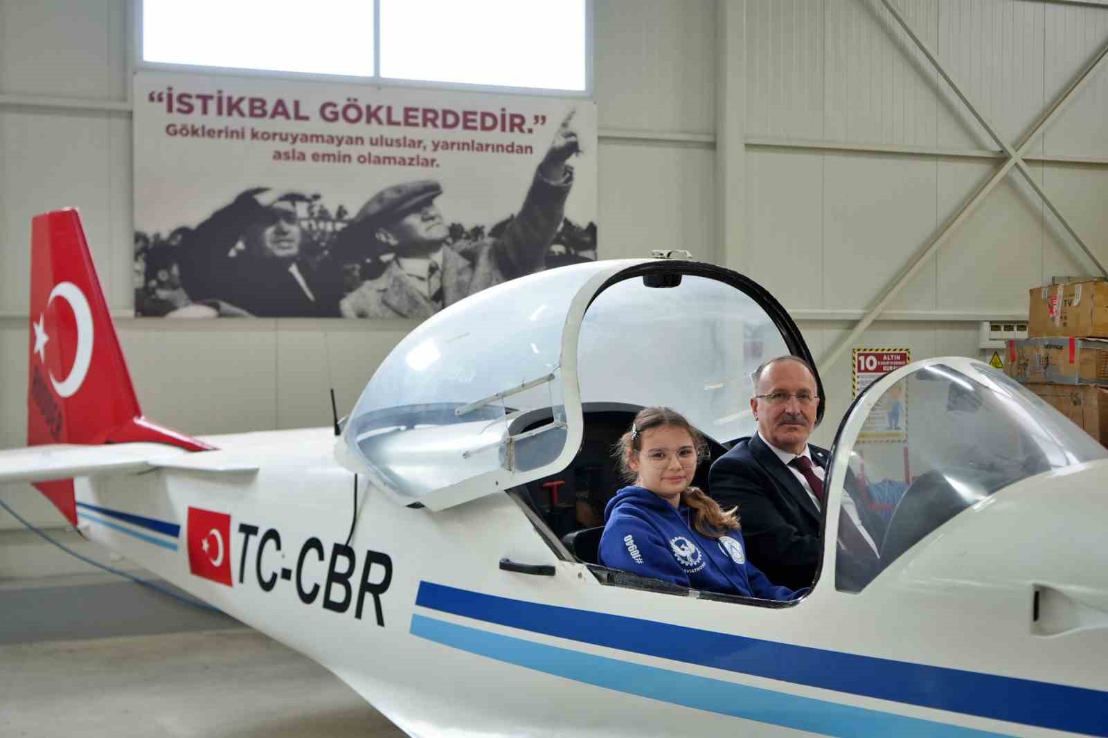 Bahçesinde Boeing 737 eğitim uçağı ve F-4 Phantom ile geleceğin havacılarını yetiştiren lise
