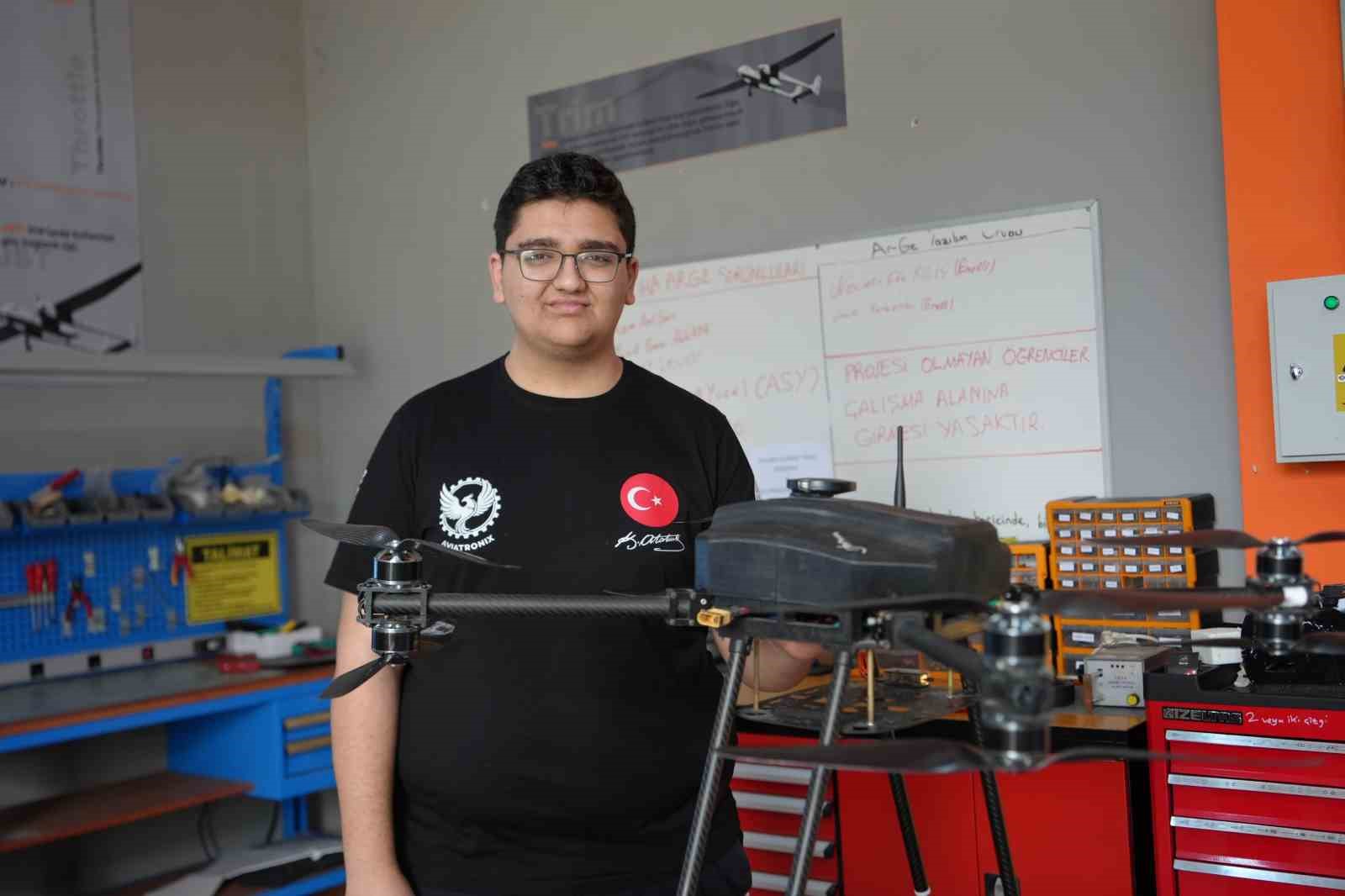 Bahçesinde Boeing 737 eğitim uçağı ve F-4 Phantom ile geleceğin havacılarını yetiştiren lise
