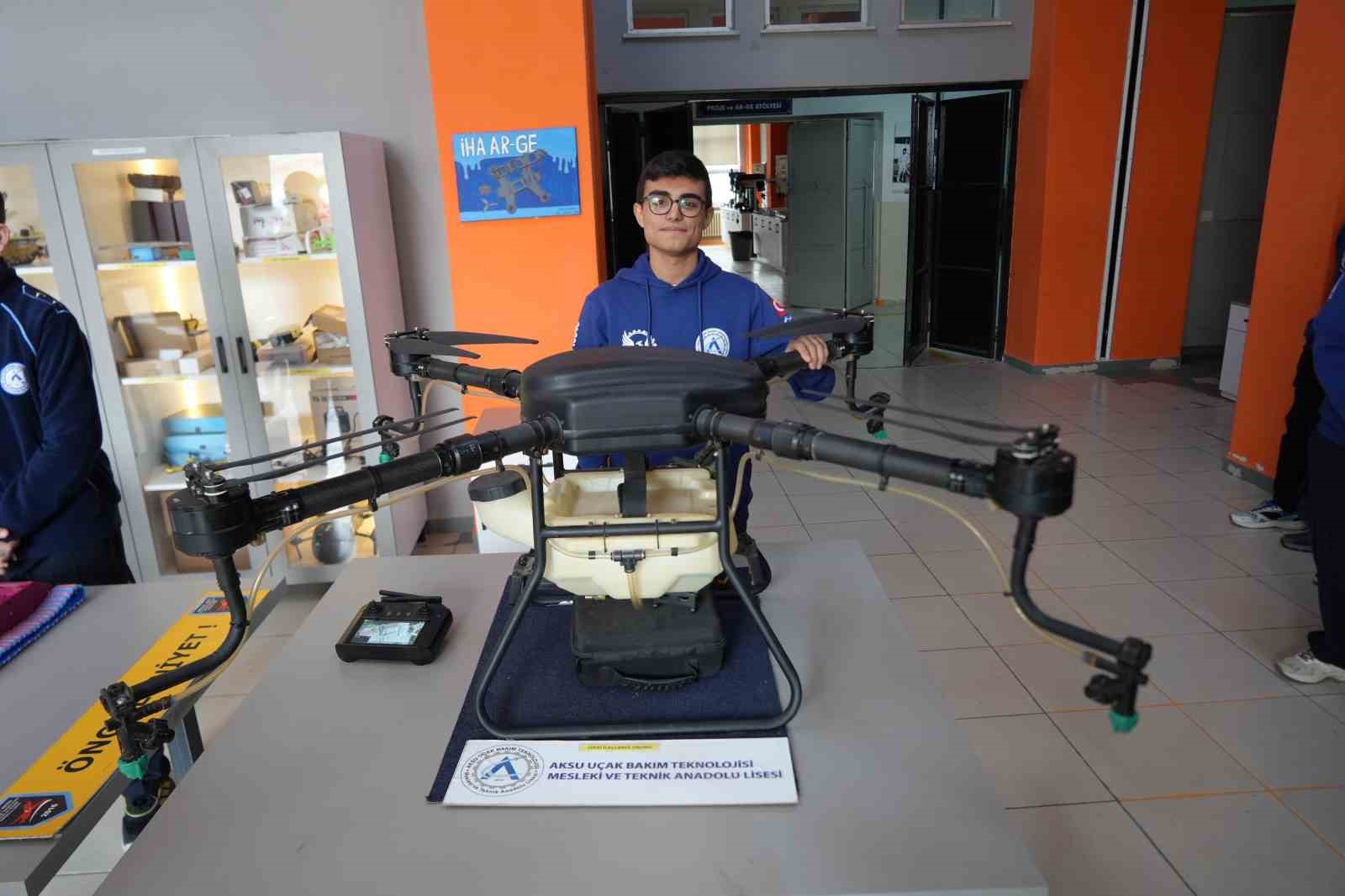 Bahçesinde Boeing 737 eğitim uçağı ve F-4 Phantom ile geleceğin havacılarını yetiştiren lise
