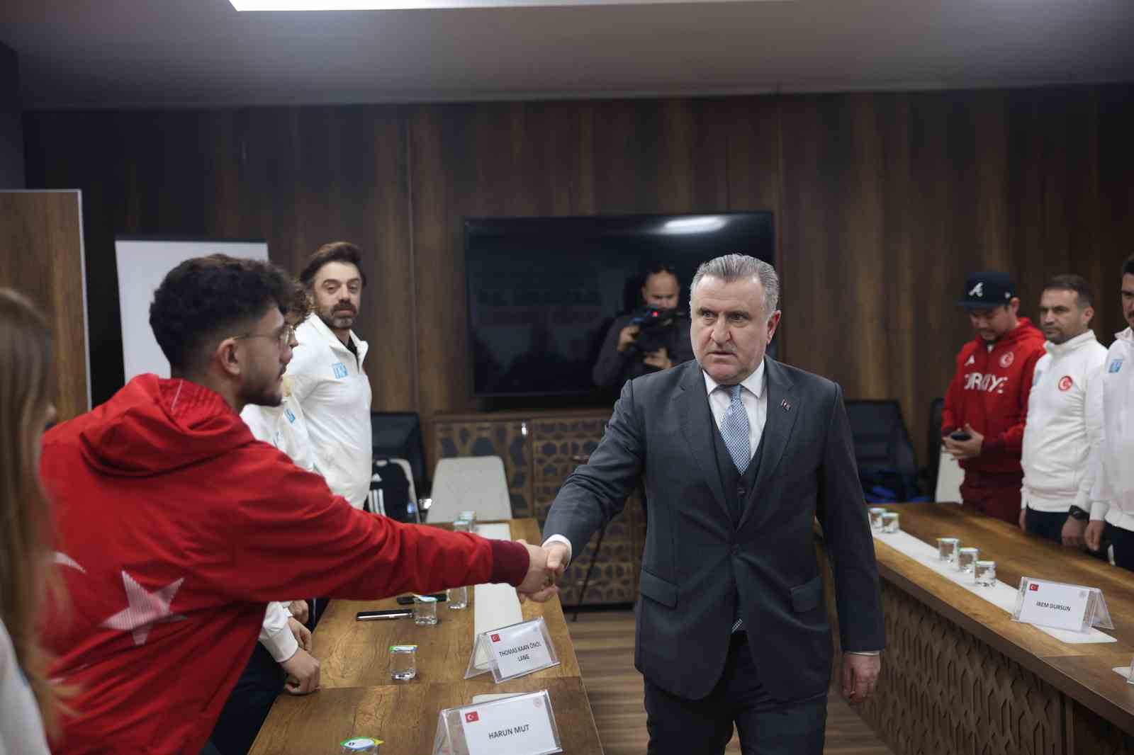 Bakan Bak 2026 Kış Olimpiyatları’na katılacak milli sporcuları kabul etti
Bakan Bak 2026 Kış Olimpiyatları’na katılacak milli sporcuları kabul etti