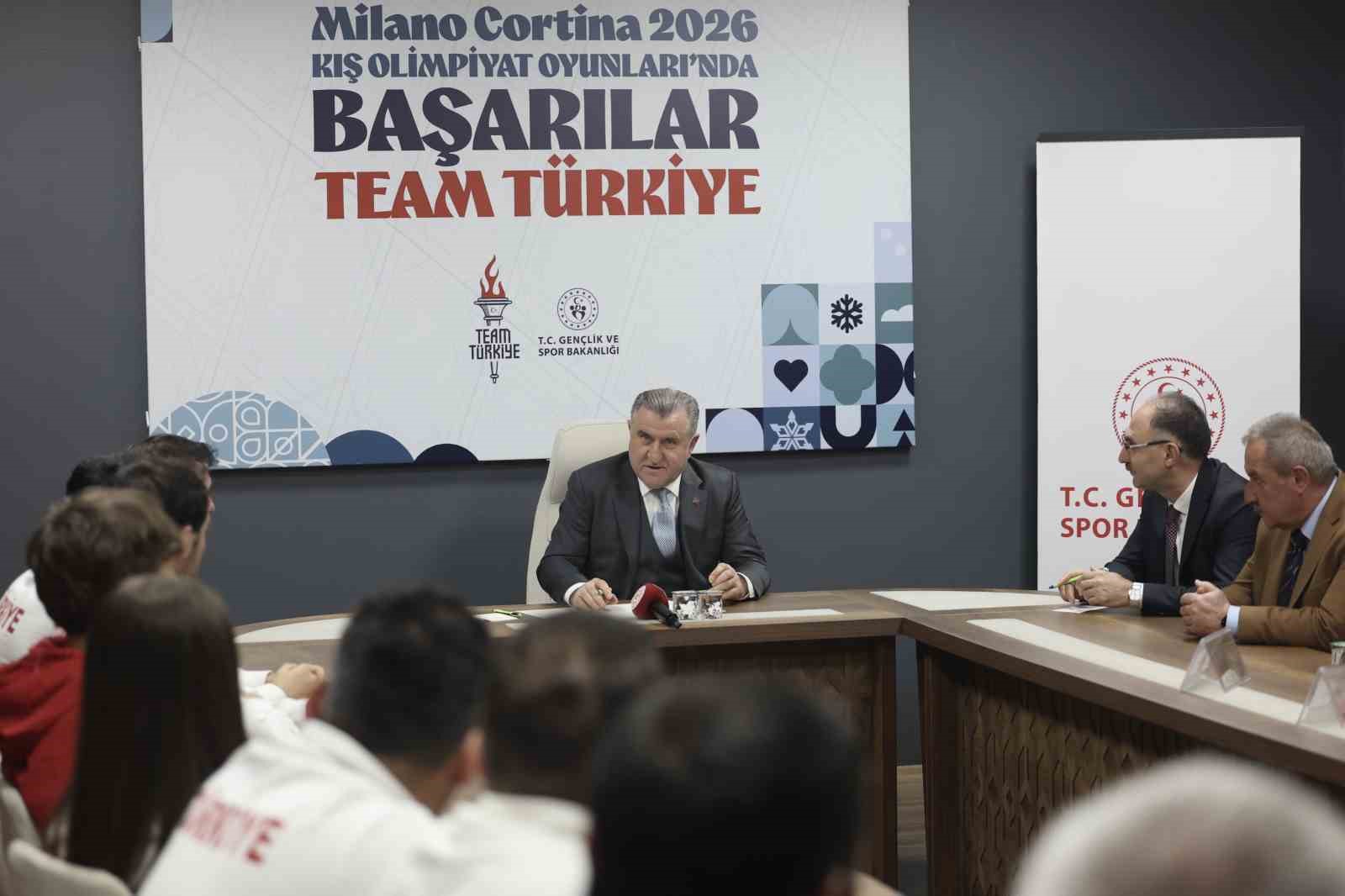 Bakan Bak 2026 Kış Olimpiyatları’na katılacak milli sporcuları kabul etti
Bakan Bak 2026 Kış Olimpiyatları’na katılacak milli sporcuları kabul etti