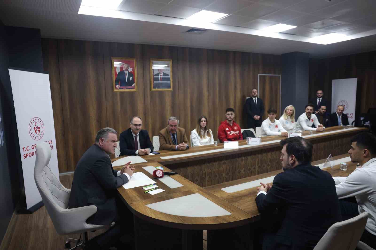Bakan Bak 2026 Kış Olimpiyatları’na katılacak milli sporcuları kabul etti
Bakan Bak 2026 Kış Olimpiyatları’na katılacak milli sporcuları kabul etti
